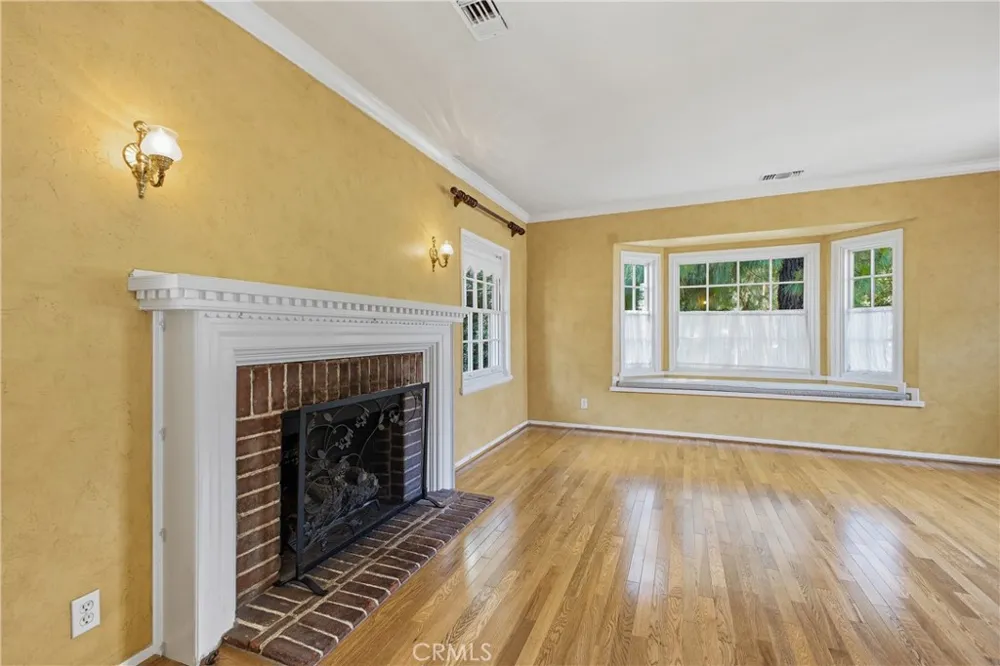 541 E Woodbury Altadena, CA 91001