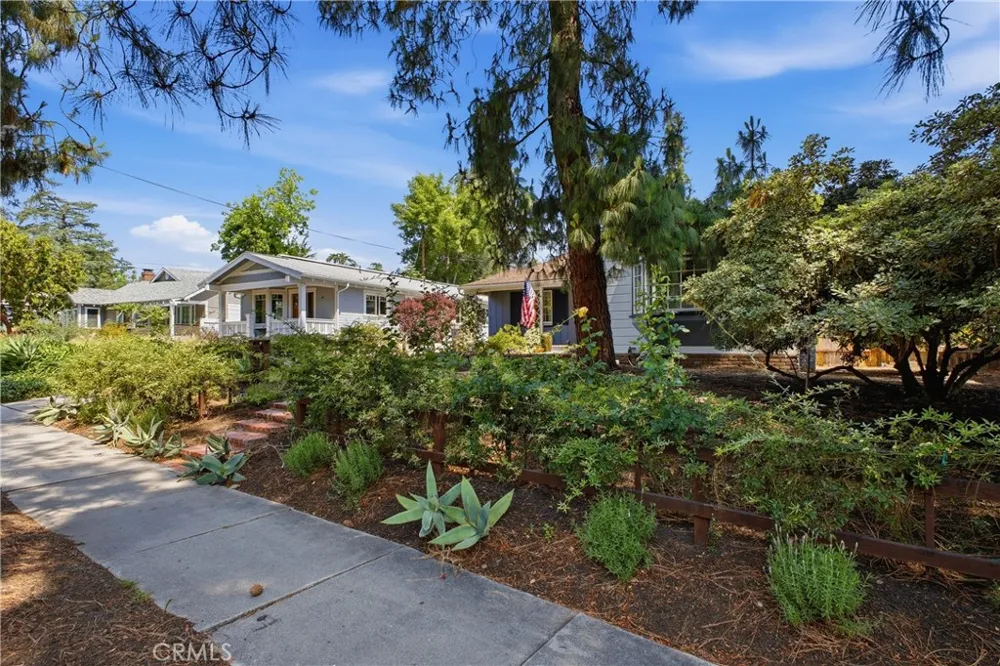 541 E Woodbury Altadena, CA 91001