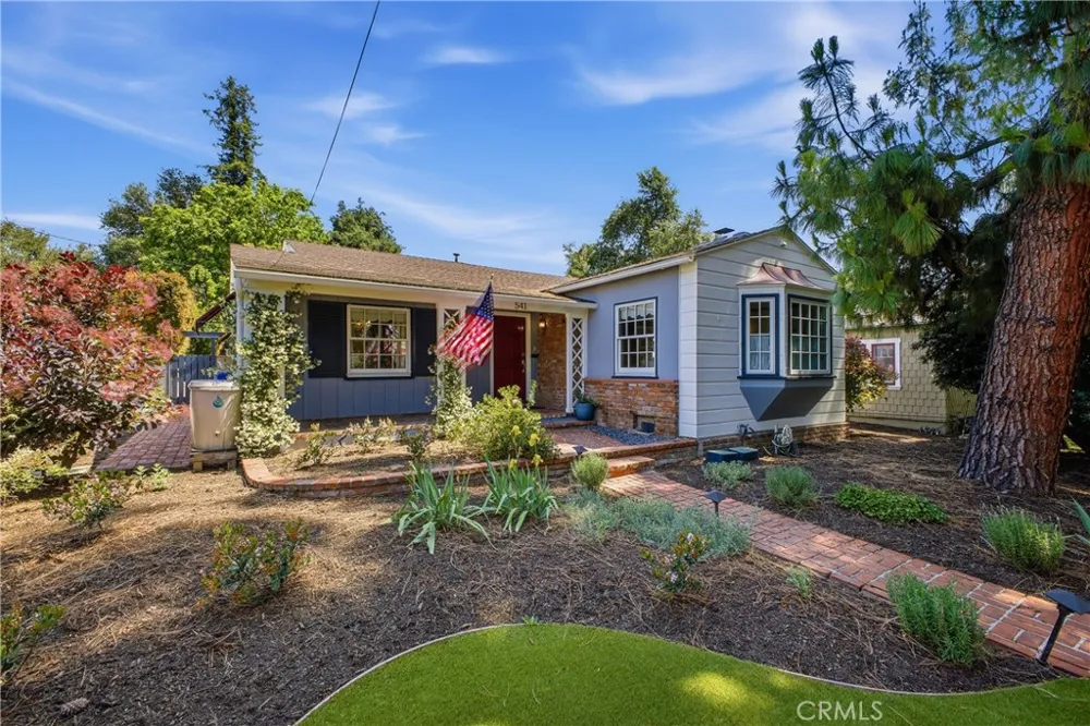 541 E Woodbury Altadena, CA 91001