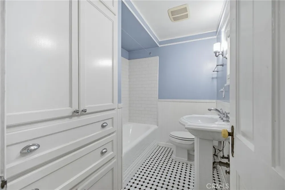 541 E Woodbury Altadena, CA 91001