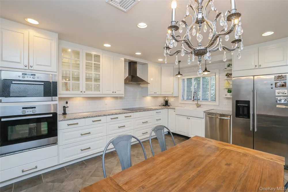 3 Clemson Lane Woodbury, NY 11797