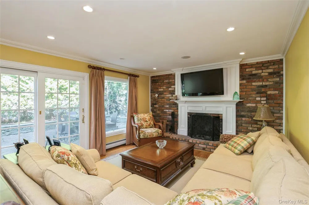 3 Clemson Lane Woodbury, NY 11797