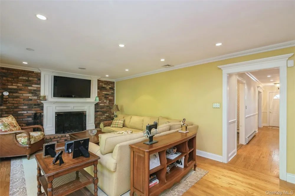 3 Clemson Lane Woodbury, NY 11797