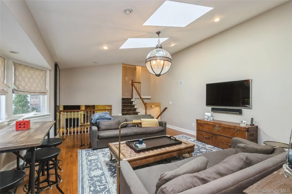 3 Clemson Lane Woodbury, NY 11797