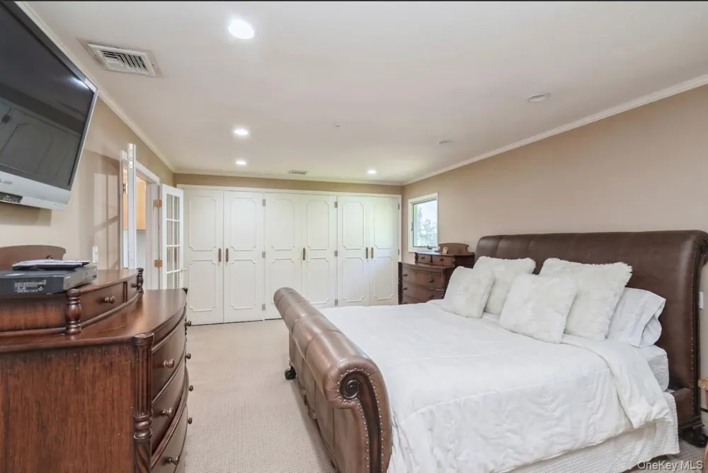 3 Clemson Lane Woodbury, NY 11797