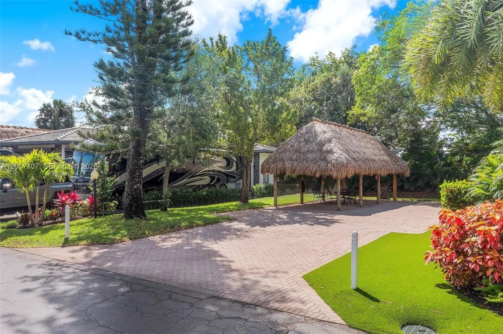 22 S Cortez Dr Margate, FL 33068