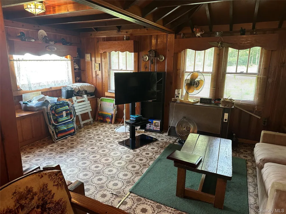 13 E Pierce Avenue Smallwood, NY 12720