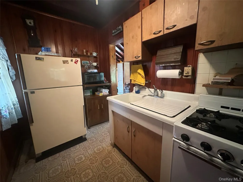 13 E Pierce Avenue Smallwood, NY 12720