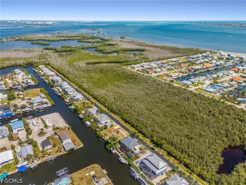 Buttonwood Key Court