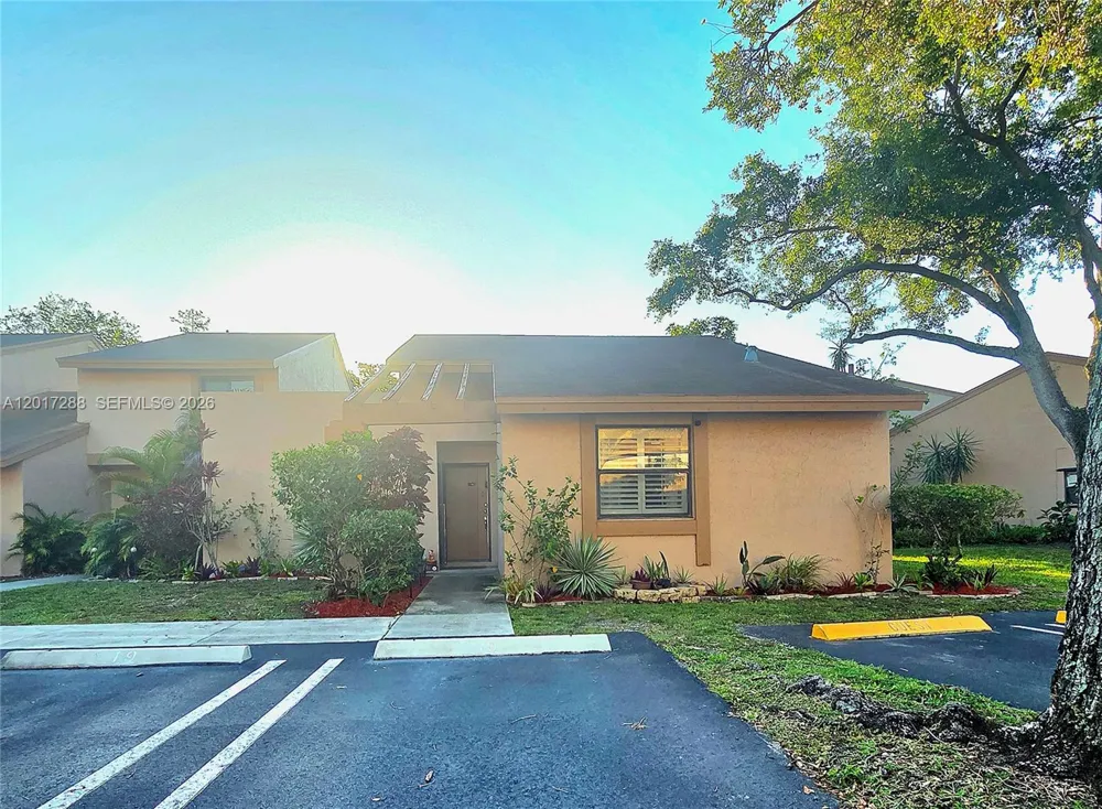 19 Chestnut Cir Cooper City, FL 33026