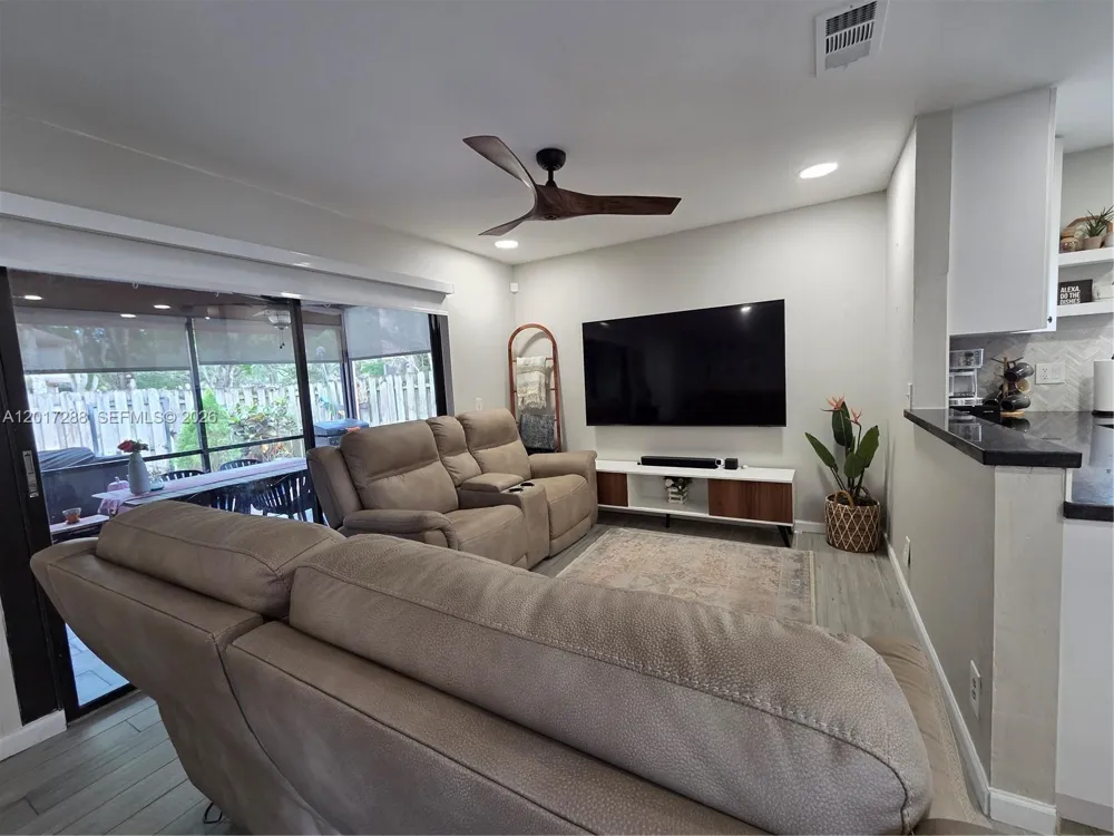 19 Chestnut Cir Cooper City, FL 33026