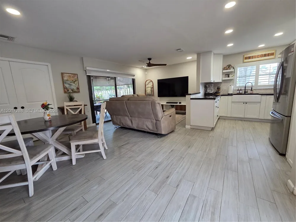 19 Chestnut Cir Cooper City, FL 33026