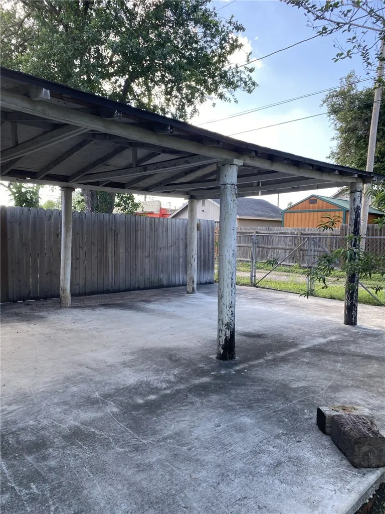 323 W 4th Street Alice, TX 78332