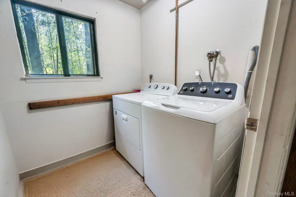 179 Gnarled Hollow Road East Setauket, NY 11733