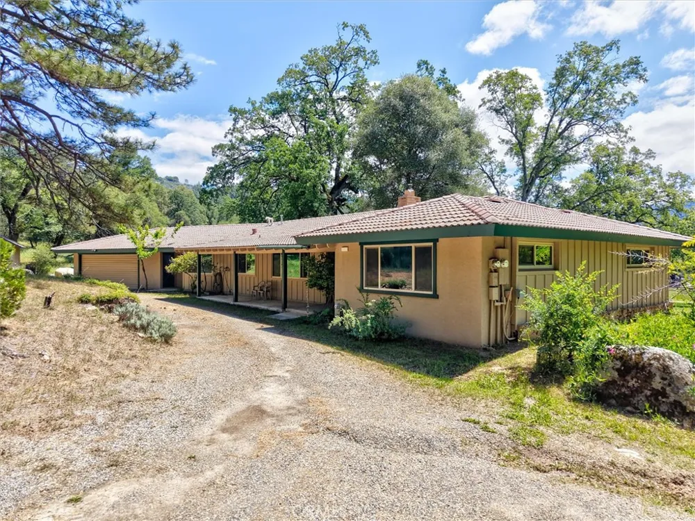 51300 Road 426 Oakhurst, CA 93644