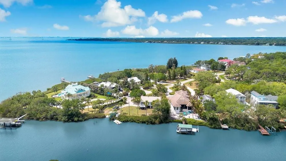 3858 SHORE BOULEVARD Oldsmar, FL 34677