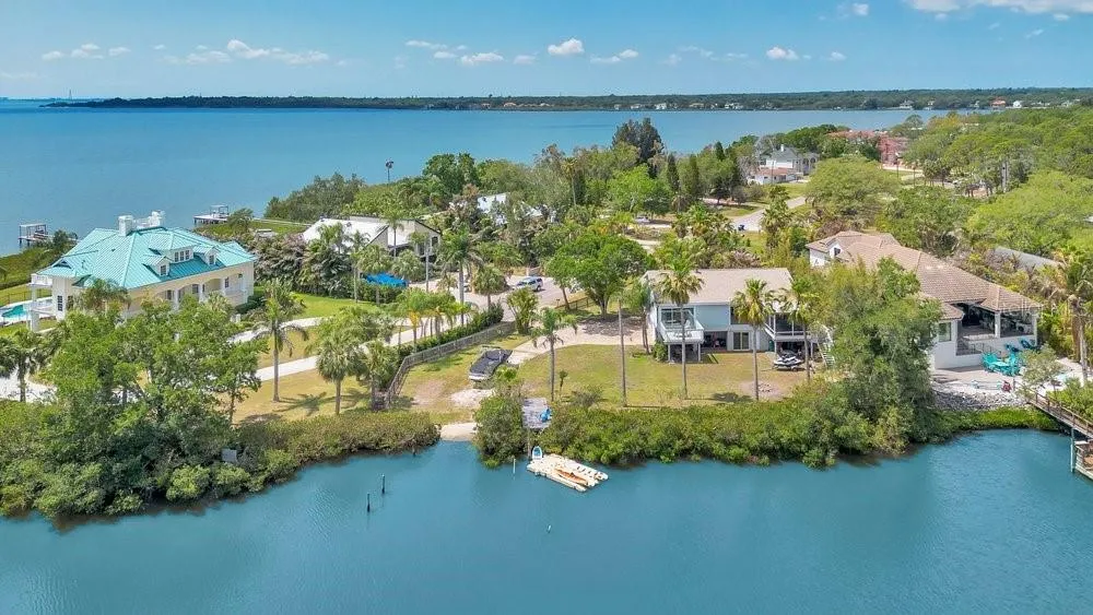 3858 SHORE BOULEVARD Oldsmar, FL 34677