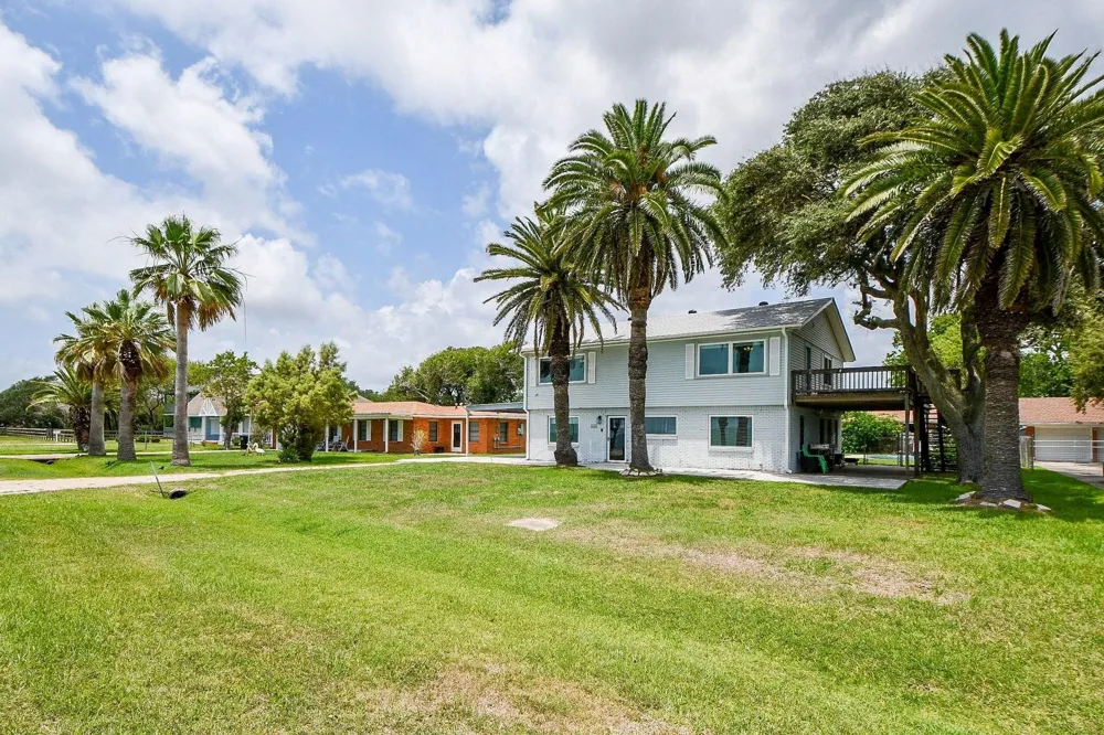 204 S Bay Boulevard Palacios, TX 77465