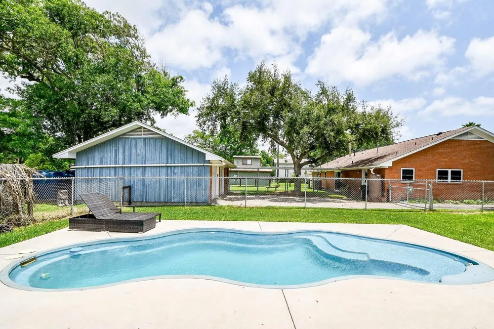 204 S Bay Boulevard Palacios, TX 77465