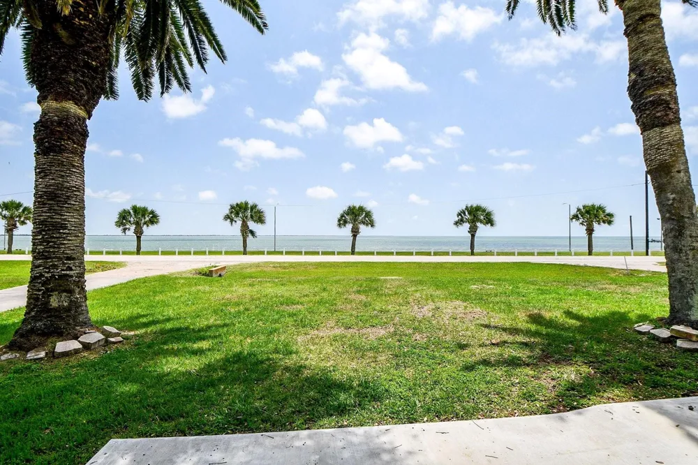 204 S Bay Boulevard Palacios, TX 77465