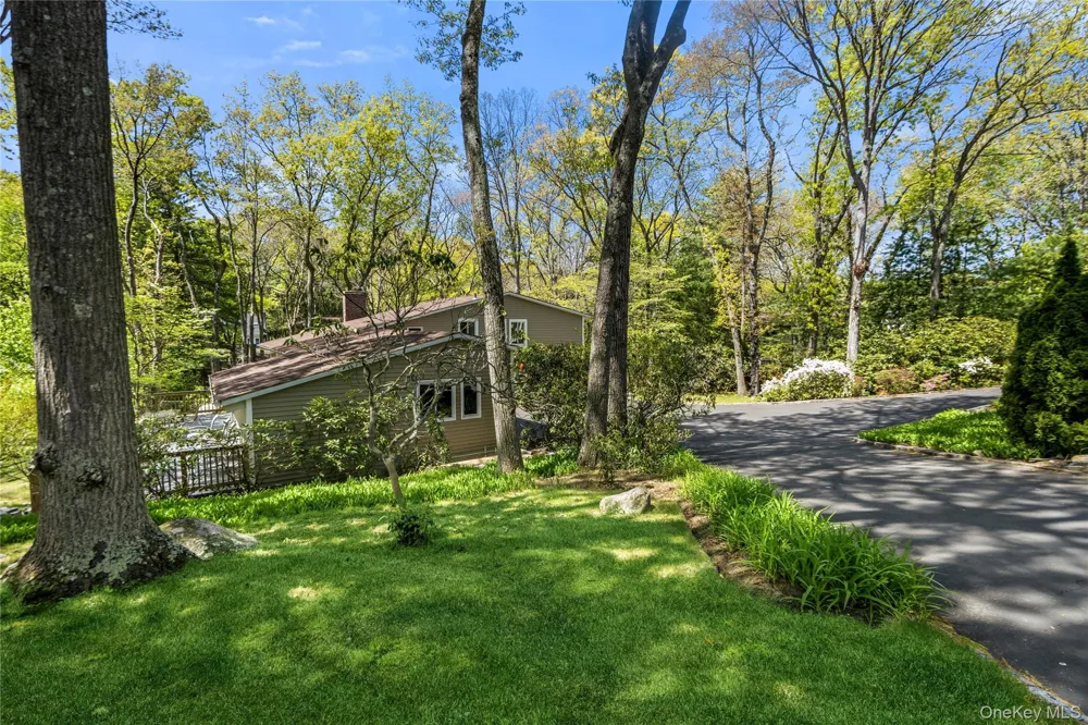 6 Split Oak Drive East Norwich, NY 11732