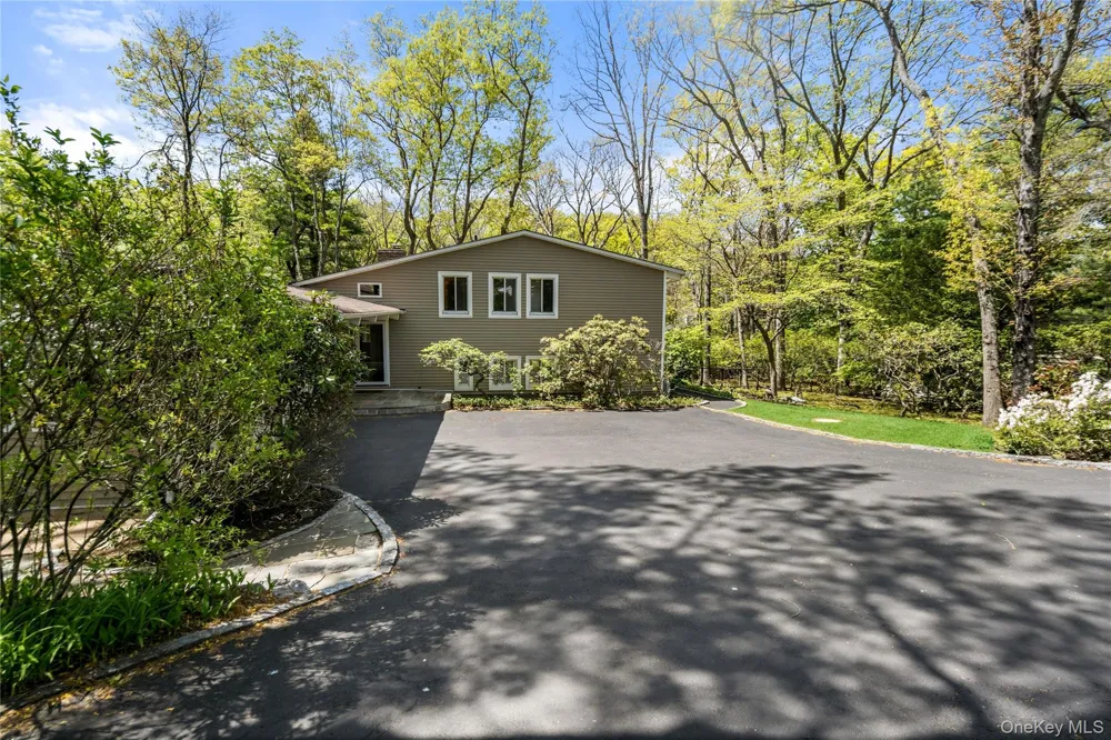 6 Split Oak Drive East Norwich, NY 11732