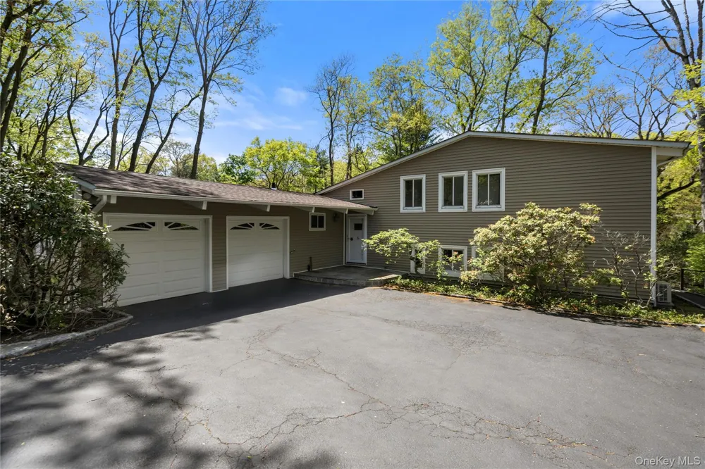 6 Split Oak Drive East Norwich, NY 11732