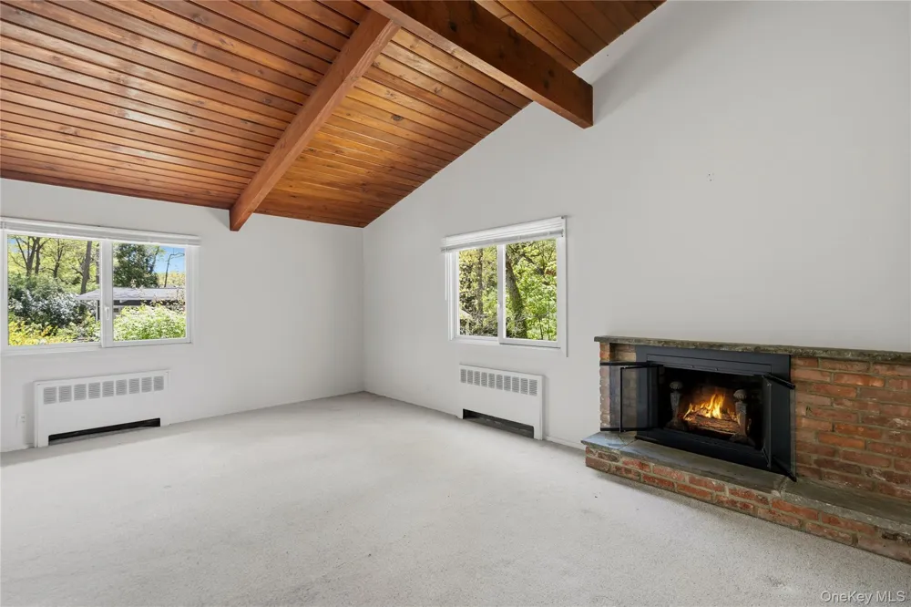 6 Split Oak Drive East Norwich, NY 11732