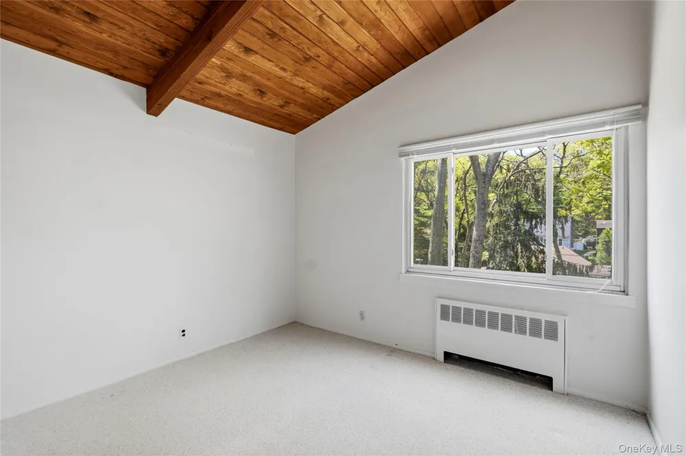 6 Split Oak Drive East Norwich, NY 11732