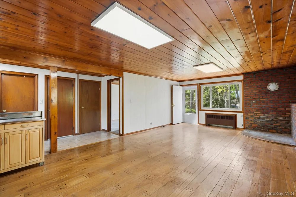 6 Split Oak Drive East Norwich, NY 11732
