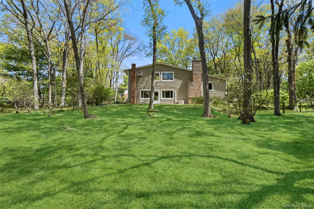 6 Split Oak Drive East Norwich, NY 11732