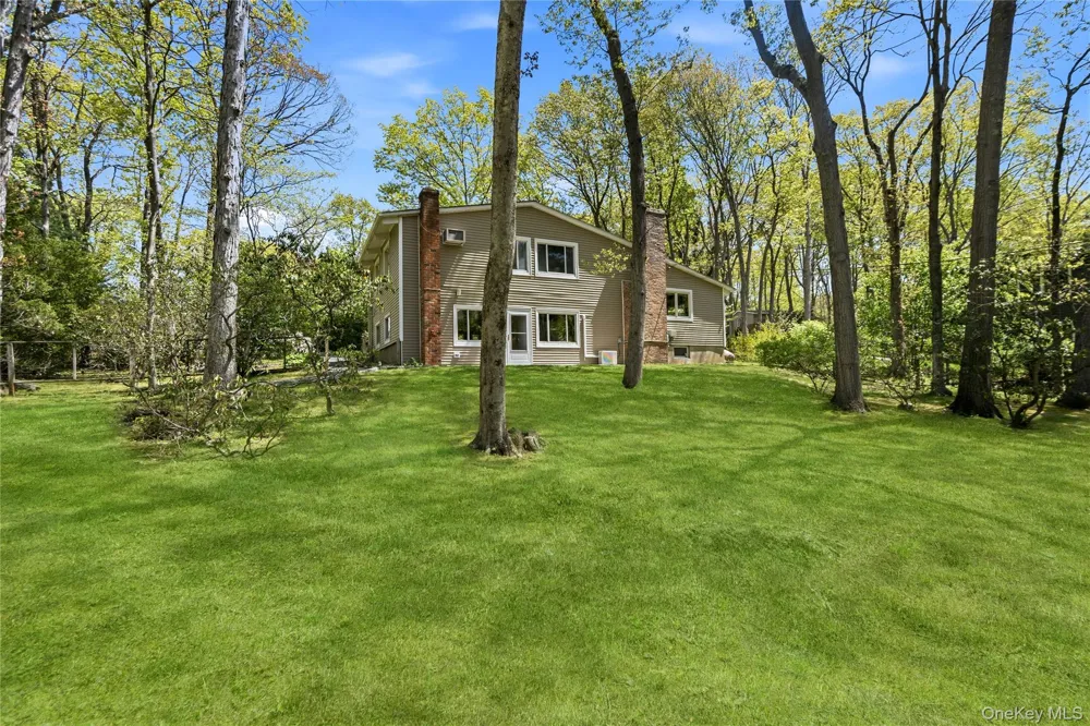 6 Split Oak Drive East Norwich, NY 11732