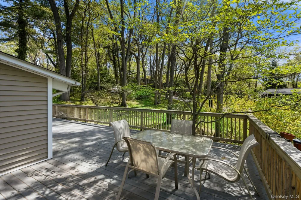 6 Split Oak Drive East Norwich, NY 11732