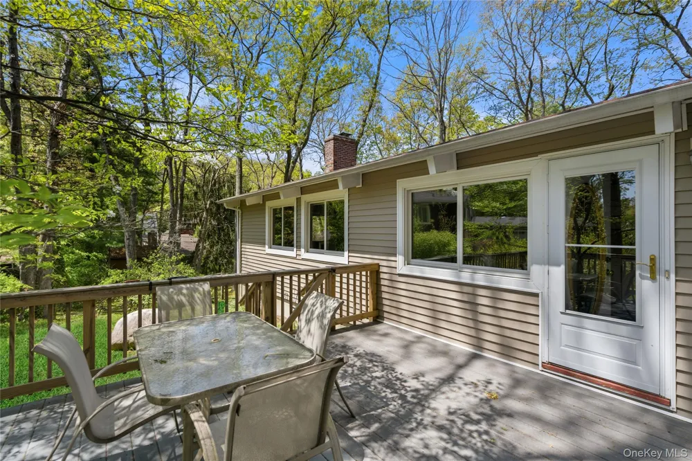 6 Split Oak Drive East Norwich, NY 11732