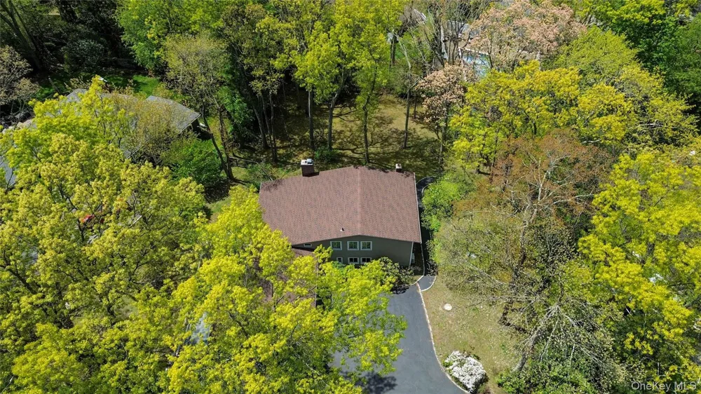 6 Split Oak Drive East Norwich, NY 11732
