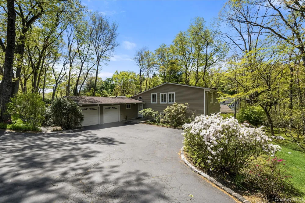 6 Split Oak Drive East Norwich, NY 11732