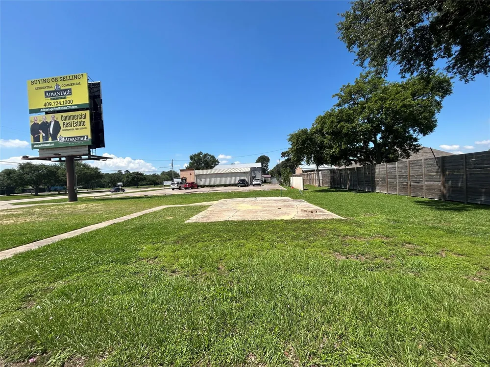 2402 Nall Street Port Neches, TX 77651