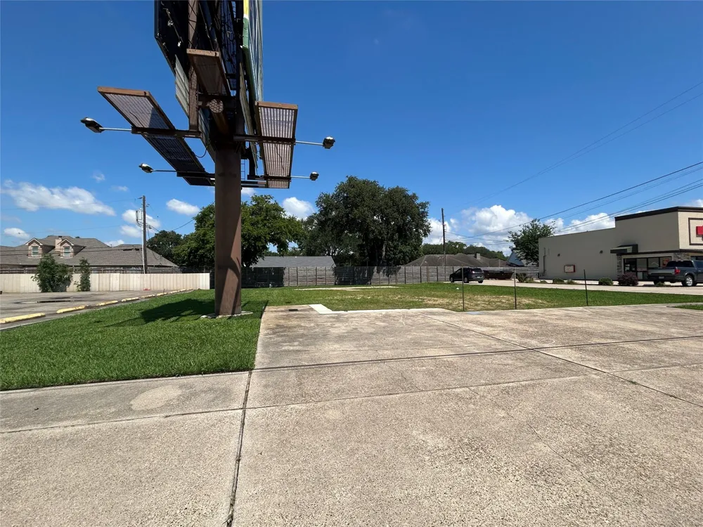 2402 Nall Street Port Neches, TX 77651