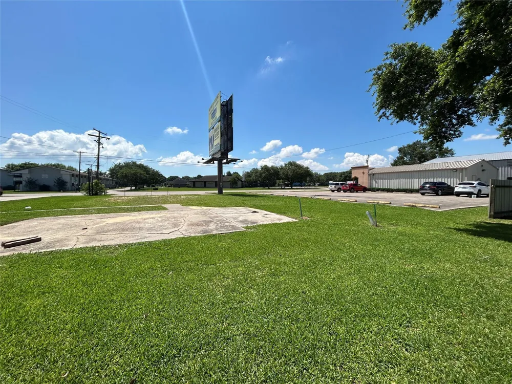 2402 Nall Street Port Neches, TX 77651