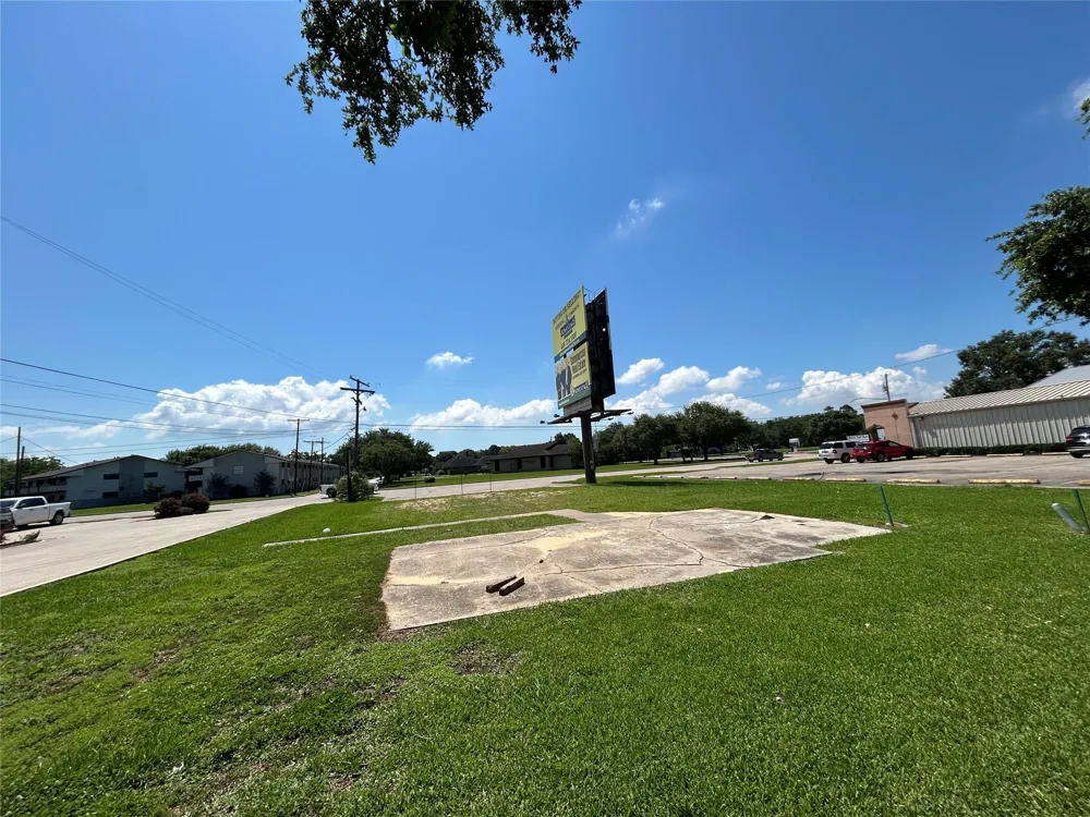 2402 Nall Street Port Neches, TX 77651