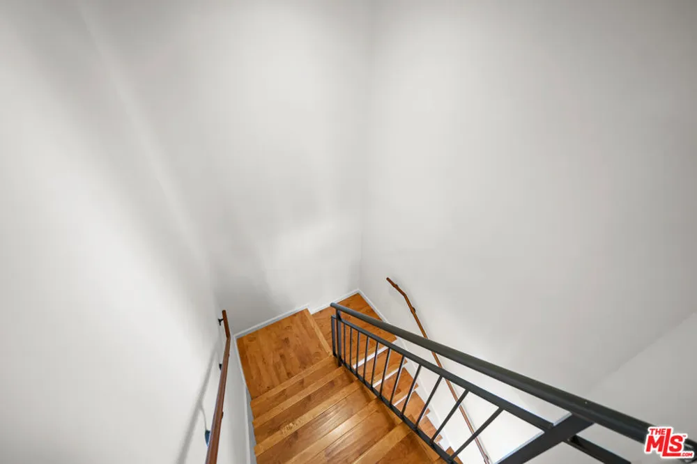 2864 Sunset Place #201 Los Angeles, CA 90005