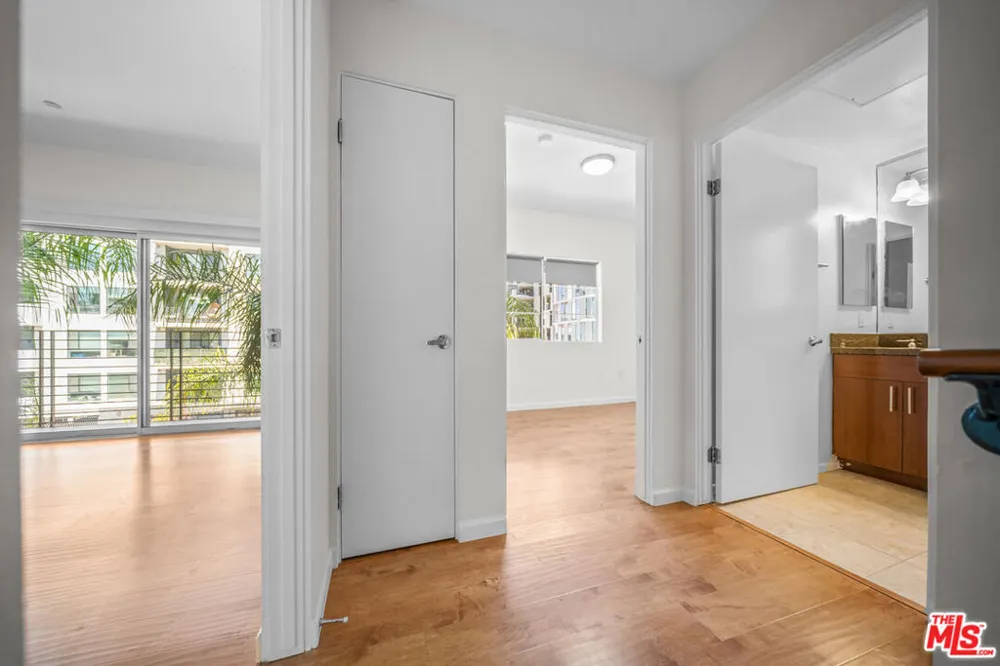 2864 Sunset Place #201 Los Angeles, CA 90005