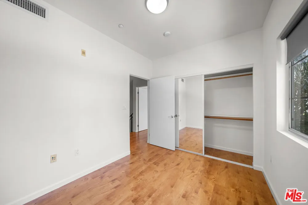 2864 Sunset Place #201 Los Angeles, CA 90005