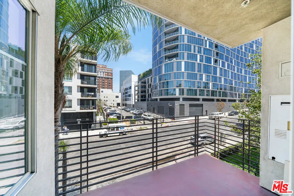 2864 Sunset Place #201 Los Angeles, CA 90005