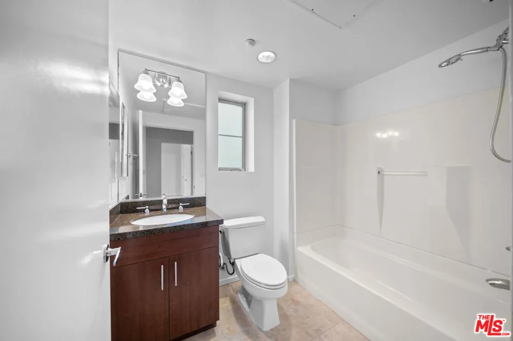 2864 Sunset Place #201 Los Angeles, CA 90005