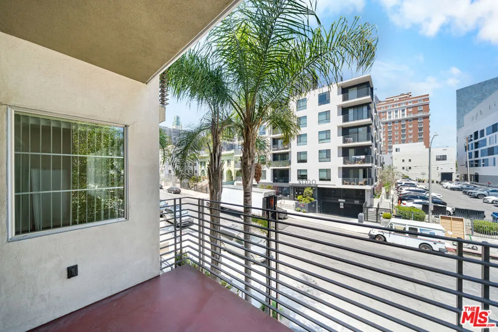 2864 Sunset Place #201 Los Angeles, CA 90005