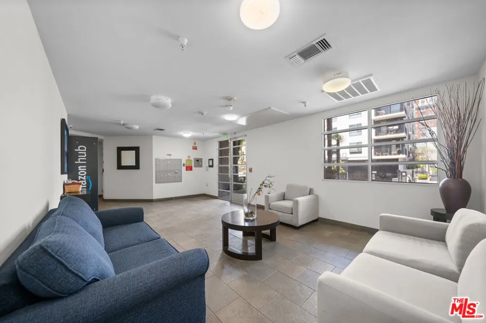 2864 Sunset Place #201 Los Angeles, CA 90005