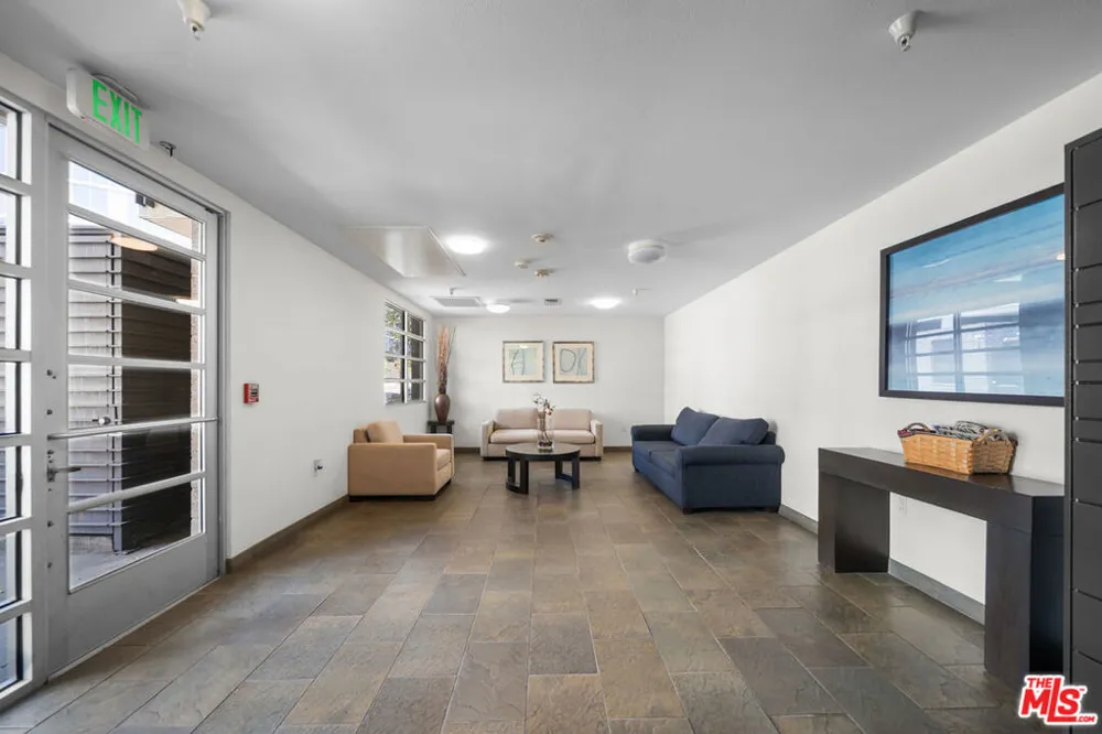 2864 Sunset Place #201 Los Angeles, CA 90005