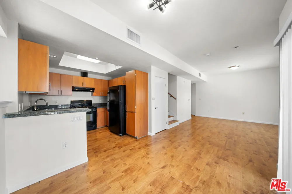 2864 Sunset Place #201 Los Angeles, CA 90005