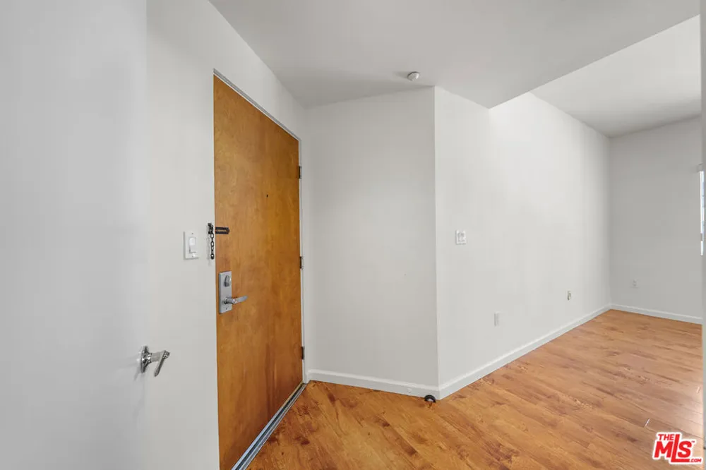 2864 Sunset Place #201 Los Angeles, CA 90005